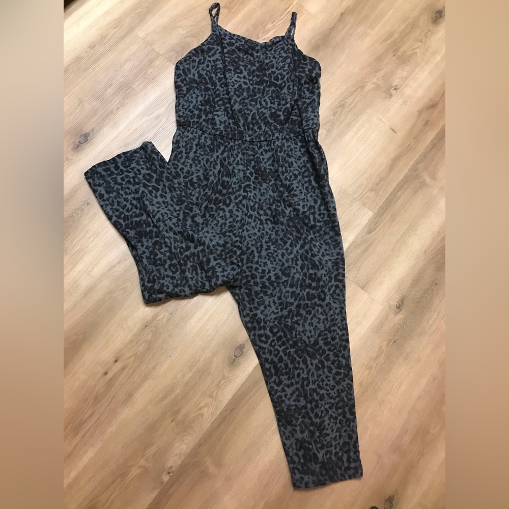 Ladies extra large jumper in excellent condition. Adjustable straps.